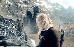 anunexpectedhotdwarf:Thorin saving Legolas and Legolas saving Thorin (◕‿◕✿) and giving him back Orcr