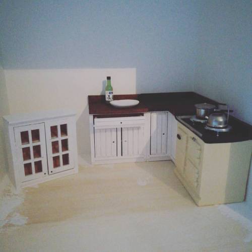 Mini kitchen in the making! #miniatures #dollshouse #dollhousekitchen #roombox