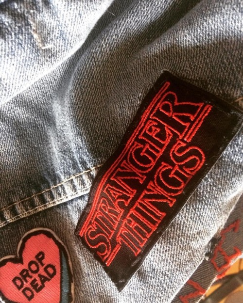 ✨Sewing on some bday patches Thanks to @itaintrocketsciencebub ✔️️‍#patches #strangerthings #dro