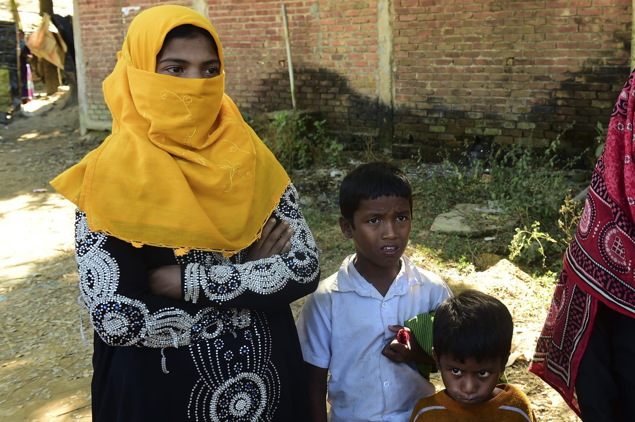 Cientos de musulmanes rohinyas huyen de la violencia en Birmania hacia Bangladesh. Los rohinyas no son reconocidos como ciudadanos por las autoridades de Birmania y son ignoradas por las de Bangladesh que apenas reconoce estatus de refugiados a...