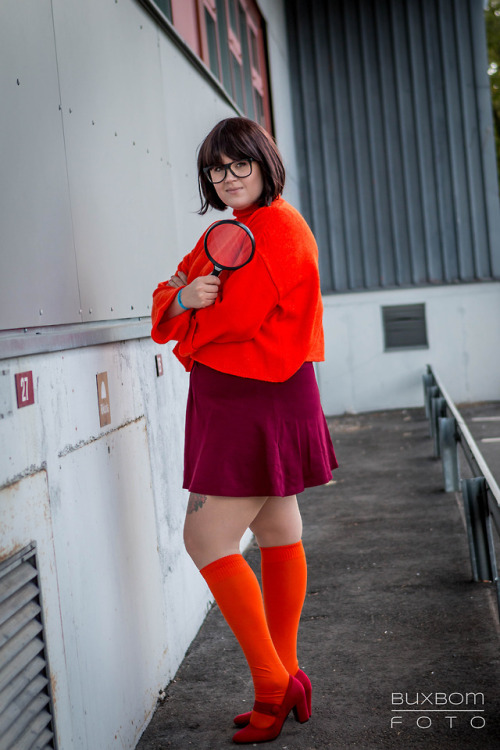 askwhathasthiscometo:  - Daphne & Velma -Of course we took cute photos of our Scooby Doo cosplay
