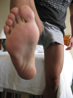 rightoffjocksbod:  Found this pic of me on this dudes foot blog! LOL   What&rsquo;s that peeking out with that leg?