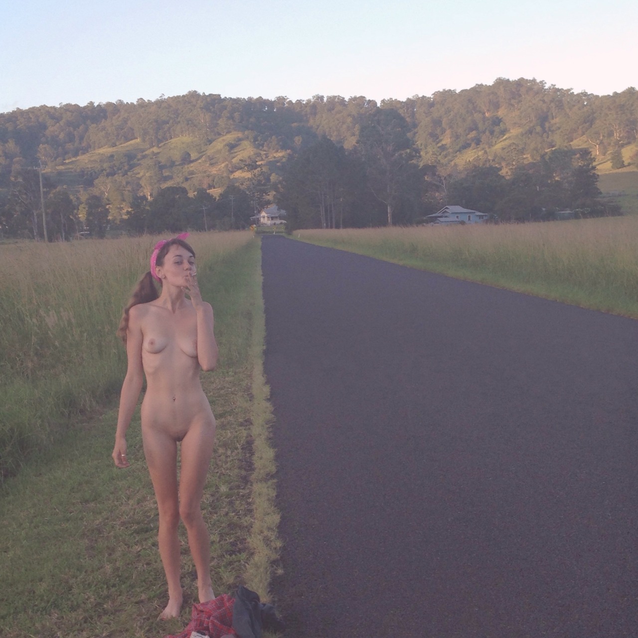 sunshiinelollipop:  lil white trash gal tries to hitch home 