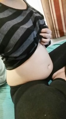 lushxxs:  For my new followers, belly brought to you by the cuban food and a 24 Oz Modelo I had for dinner while watching Drunk History. Starting to get a little hang time there. 