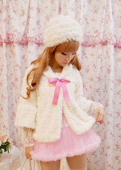 gyaru-taobao:  Fluffy Jacket - ¥178 @77tnl 