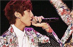 jajauma:  8/∞ All about Jung Jinyoung: The way he holds the mic   