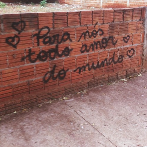 Temos mesmo que nos apaixonar.