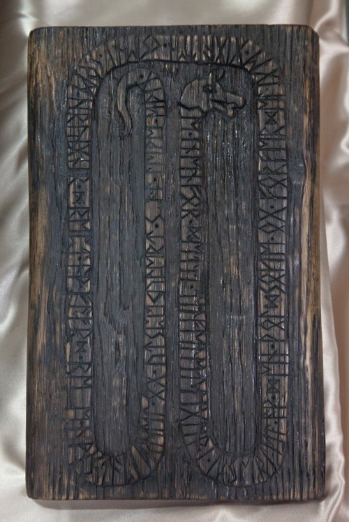 A detail view of the lid of the oaken casket containing a giant&rsquo;s heart.