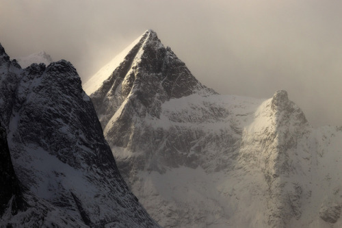 photosofnorwaycom:Lofoten’s giants by Nicolas Rottiers Mon site : ift.tt/1lJGrKr http:/