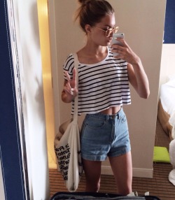 christiescloset:  todays outfit for going to some shops and what not 😸 american apparel shorts, zara crop top, aa tote, and raybans
