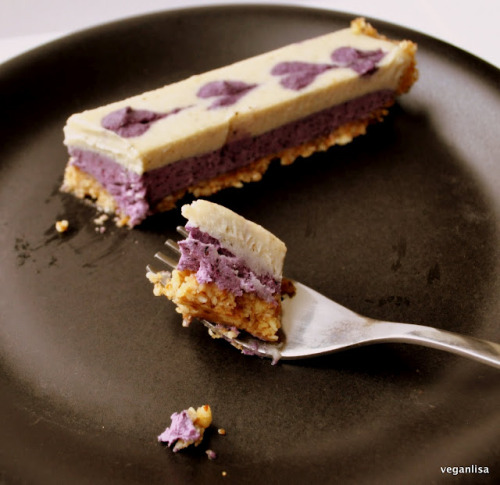 fruit-loop-vegan:  Blueberry Lavender Cheesecake  by veganculinarycrusade (inspired by recipes in Sweet Gratitude and Everyday Raw Desserts) Crust1 1/2 cup almonds½ cup walnuts1/8 tsp salt1/3 cup dates½ tsp vanilla extract Filling½