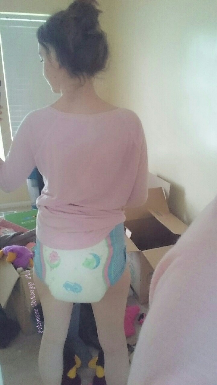 princessshteepypie:  What does this little one do on her day off, you ask?? I wets