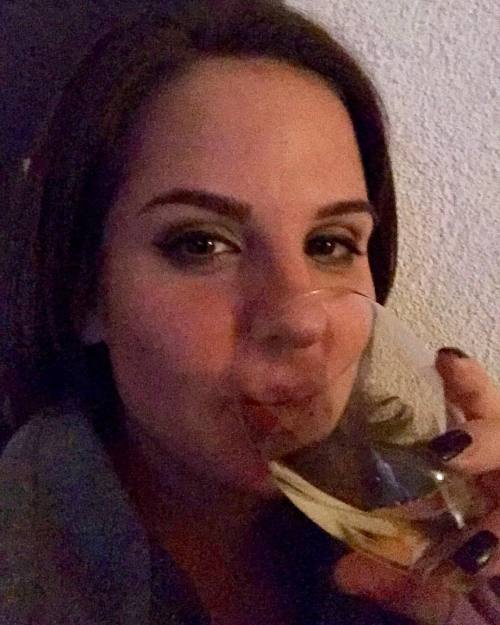 When you don’t work tomorrow🤗🤗🤗🤗😎👺👹👹🤓 #netflixandwine #smile #lala #fetzer #winelover by seliniangelini