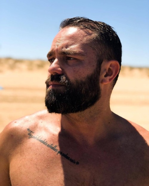 beardedhairyscruffhunks:Presenting @pedro_madvs . A #bearded #crossfitter that is so so so so… #hand