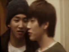 orange-sandeul:   Moments when Cha Baro was caught staring/stealing glances at Lee
