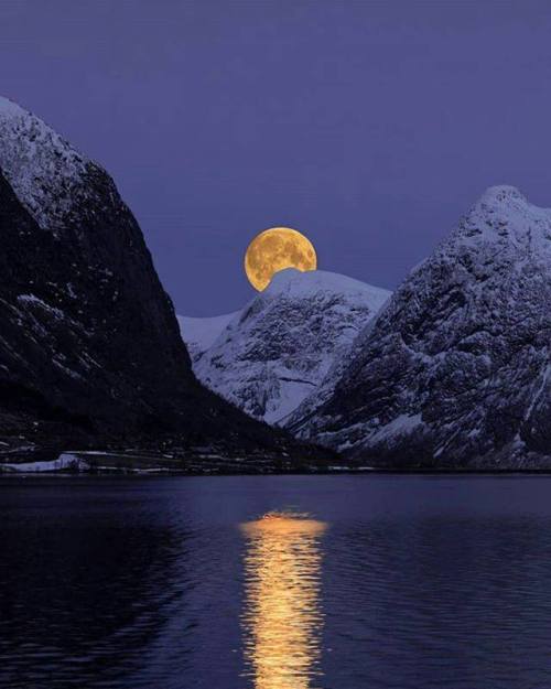 rosiesdreams:Moon rise by Rune Askeland