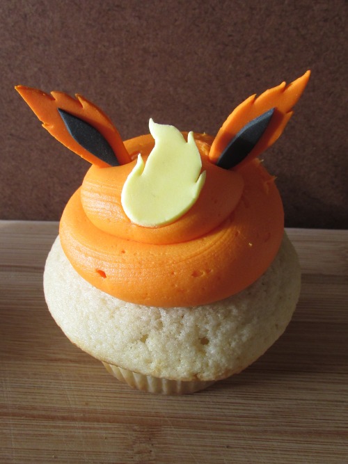 asugarplumfairy:  captnmcd:  Eevee Cupcakes! buttercream swirl with fondant ears/details!   prolly been about 6 months since I have done anything fondant. I also ended up cleaning out my tool box and I threw out all my died up gels so I had only 3 primary