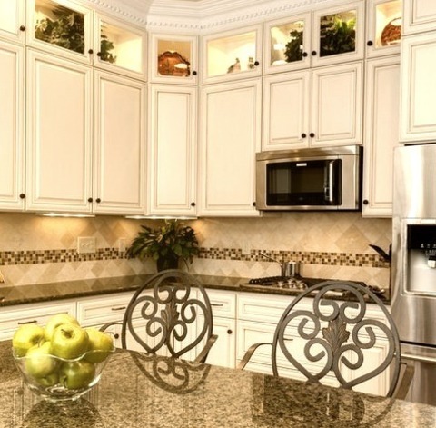 Dining Kitchen CharlotteEat-in Kitchen Idea: A Sizable, Conventional U-shaped Eat-in Kitchen With A Single-bowl