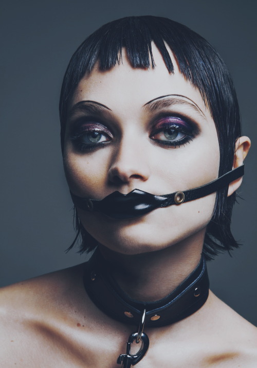 kobikiyama:Photo: Louie Banks Leather collar & gag