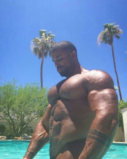 musclebruh:  DAMN HE’S FUCKING HOT 💪🏾