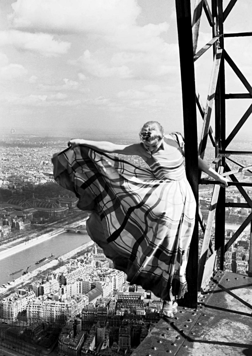 Erwin Blumenfeld - Lisa Fonssagrives on the Eiffel Tower, For Vogue, Paris, 1939.Ne pas avoir le vertige…