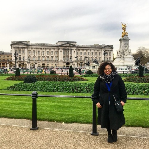 itstiffanyarlene: Yesterday I was a proper tourist and finally made it to Buckingham Palace.  P.S. I