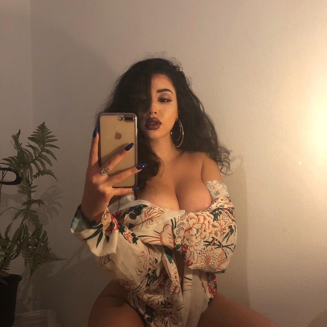 im-prada&ndash;u-nada:  IG: badsabyy  Too damn fine 💯🌹🌹🌹🌹