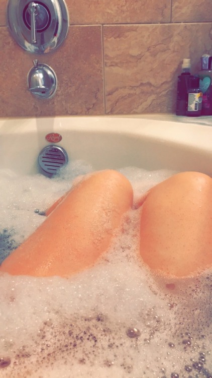 beautiful-brunetteeee: Bathtime adventures