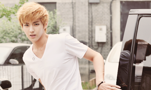 yixingst:  kris wu getting out of a car: then and now