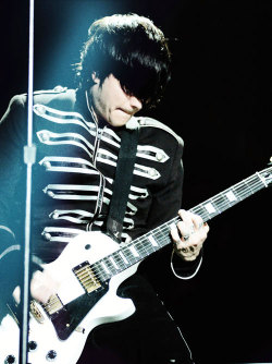  "I have no want or desire to solo. I'd rather create melodiesand accompanying parts." - Frank Iero 