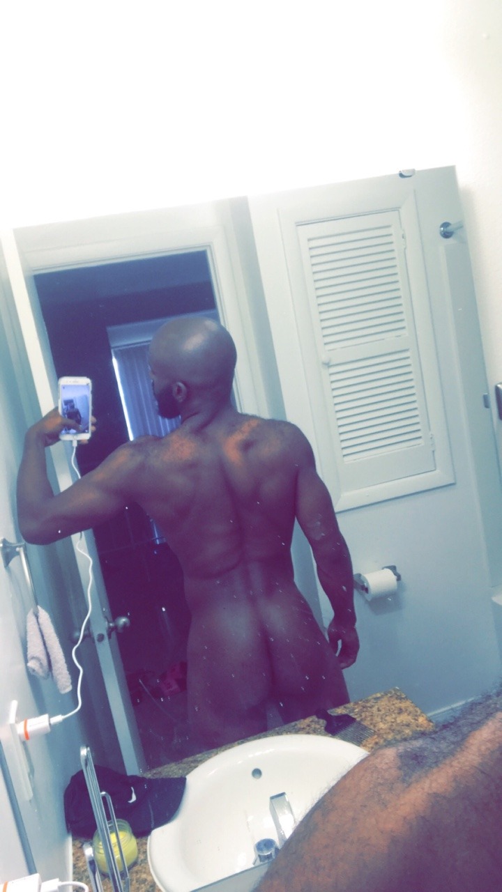 ogquan:  nobodysnigga:  Turn around.  Dark 🍫🔥.