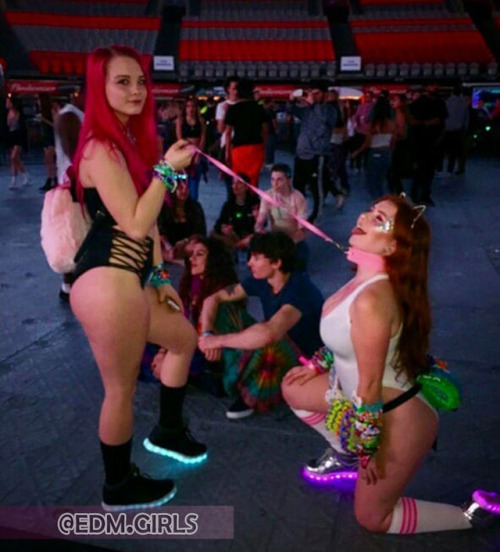 Red haired raver Destiny showing Dub.Kitten the way at Contact.