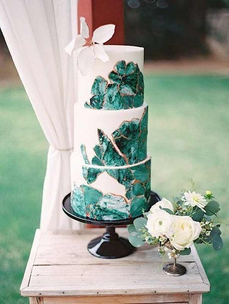 iamhannalashay:I know what wedding cake I want@foolishandfurious@rocktopussyWha- what…? How?!