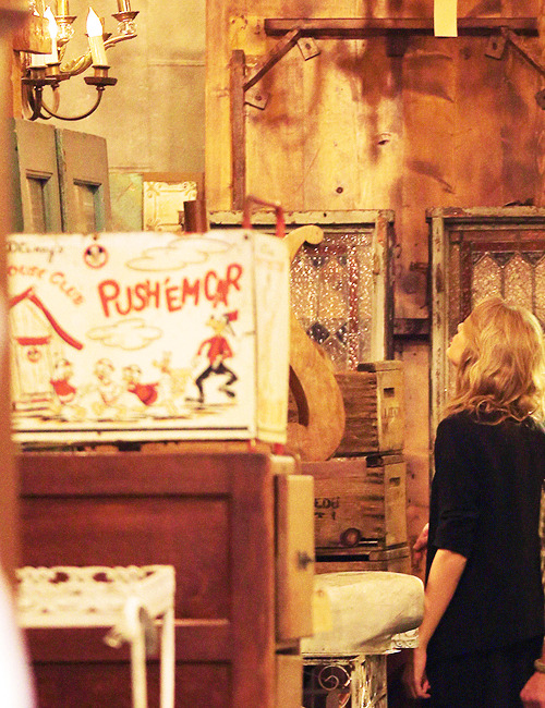 likepiecesintoplaces:  Taylor Swift antique shopping in Los Angeles 