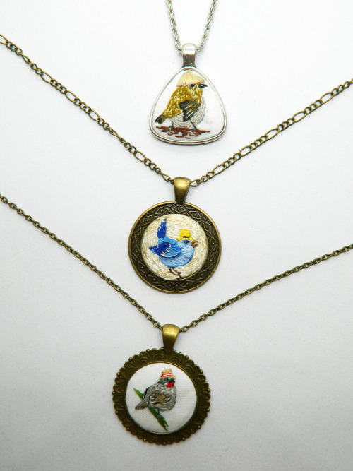 Embroidered pendant &ldquo;Blue bird in the hat&rdquo; made with painting embroidery on cotton. Pend