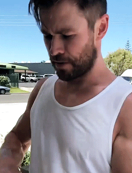 ☀️ At Home in Byron Bay with Chris Hemsworth ‍♂️