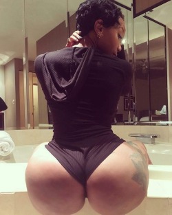 LAWD HAVE MERCY, LOOK AT THAT ASS!