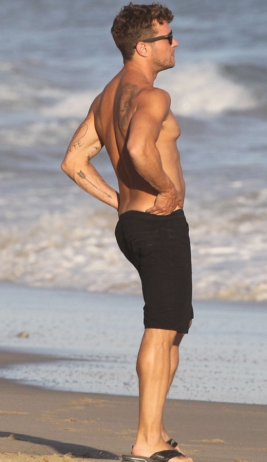 thedailyedition:  The Daily Edition - Out &amp; About the sexy Ryan Phillippe