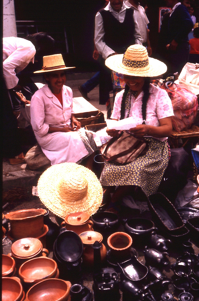 photogamiachile:  Women selling handcraft and reading a love letter in Chile by Thomas
