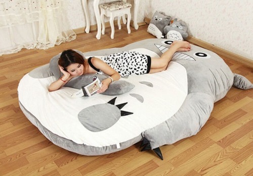 Porn Pics freakteando:  O_O Cama Totoro… Lo quiero…