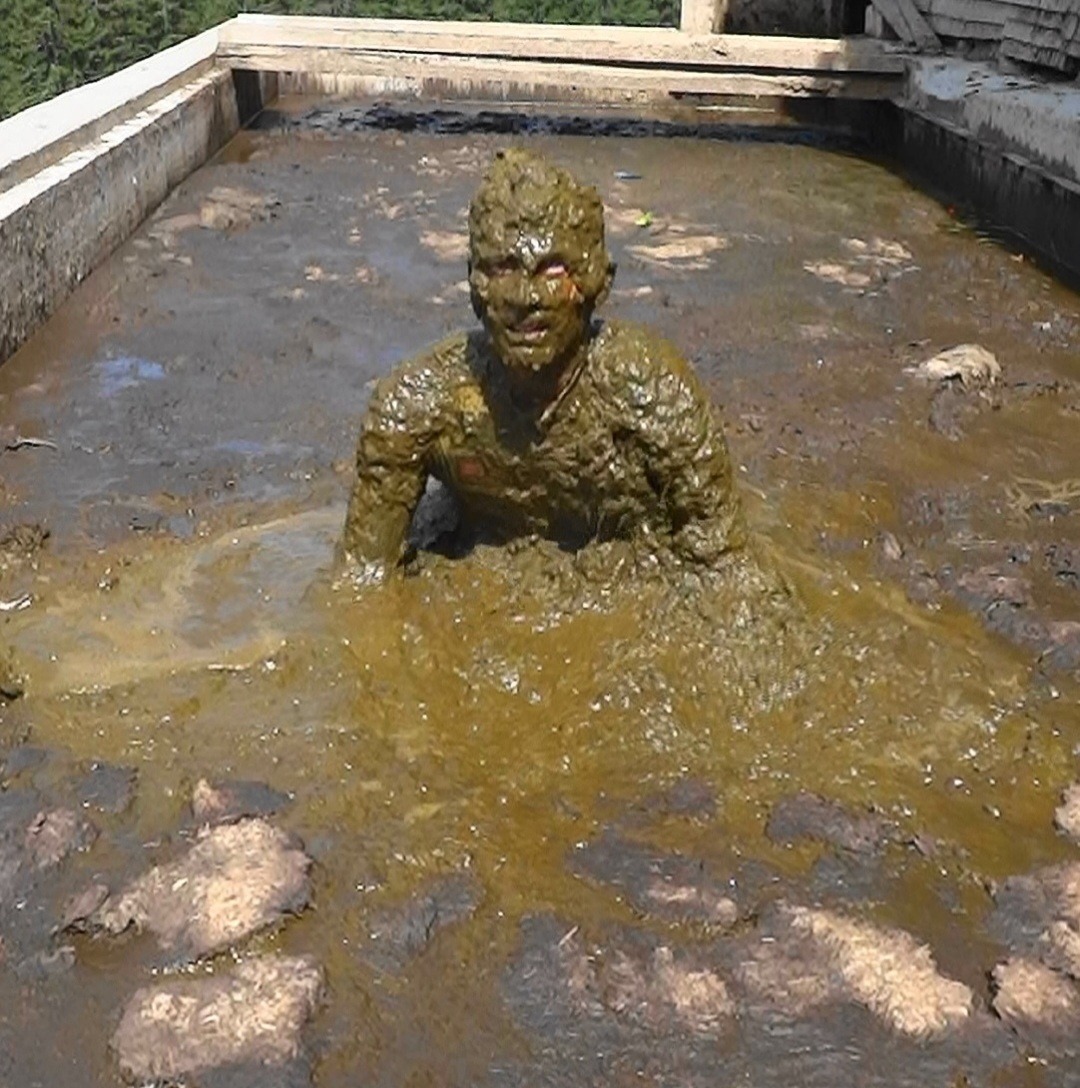 farm-worker:Ich bade gerne in Scheiße, willst du mitkommen?I like to bathe in shit, do you want to come with me?