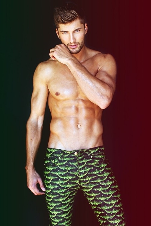 hotguysnextdoor:  Down the happy trail… ;)