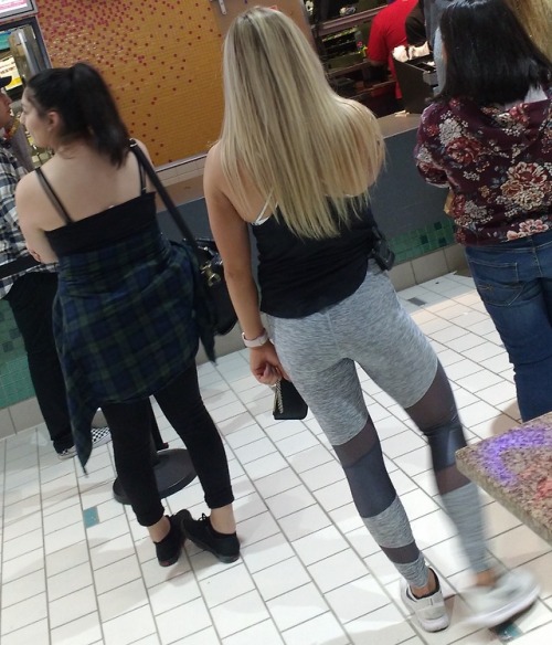 candid mall booty