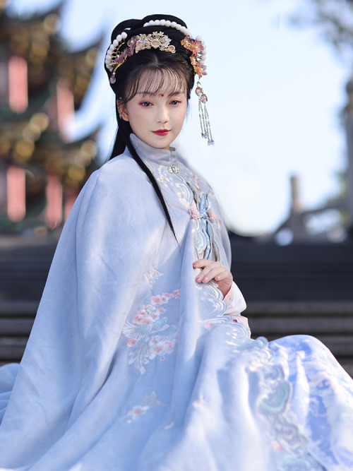 chinese hanfu by 衔泥小筑