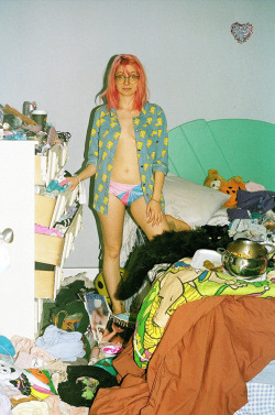 uuglyontheinside:  dontreallyknowwhy:  Garbage Girls is a project of the photographer Maya Fuhr for Vice that shows messy girls in their messy bedrooms.   