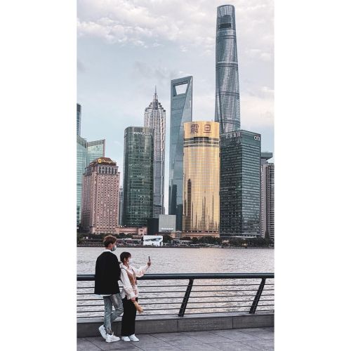 Happy together #shanghai #shanghaicity #shanghaistreet #china #zaishanghai （在 The Bund）www.i