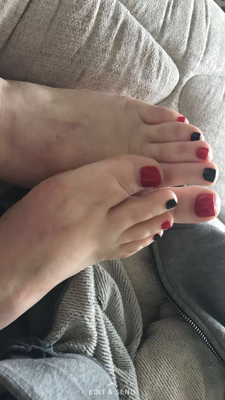 boomboomboom911:  New pedicure!! ✌🏻