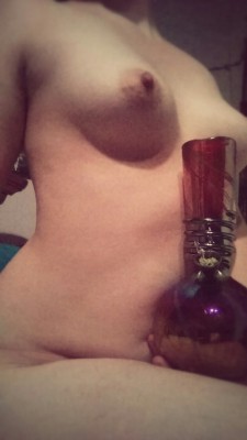 nevercoolenuff:  ❤ curves and bong rips