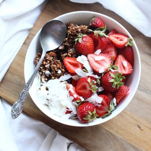 fitbodymag:Strawberry-Coconut Granola Breakfast Bowl  #Quick & Easy Breakfastgreenkalee // 10k f