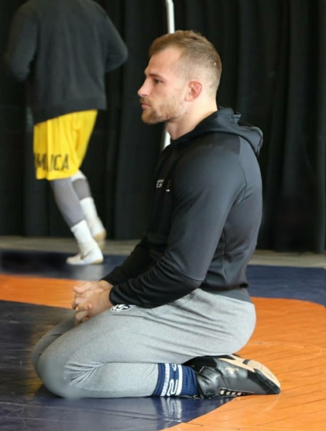 max14me-deactivated20200531:wrestlers-and-athletes:          Damn flexible college wrestler